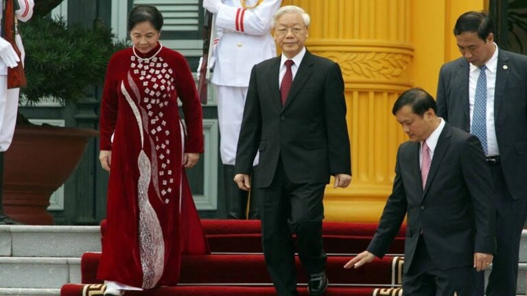 Bà Ngô Thị Mân vợ của Nguyễn Phú Trọng vẫn đi xe Cub và hiếm người biết về người vợ phúc hậu của TBT